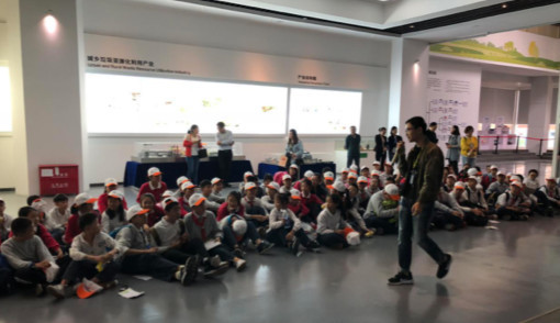 学生们参观万容科技实践教育基地 学生们参观万容科技实践教育基地